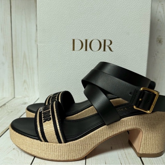 Excellent condition Christian Dior Calfskin Raffia
Embroidered Dway Platform38/5 - Picture 4 of 11